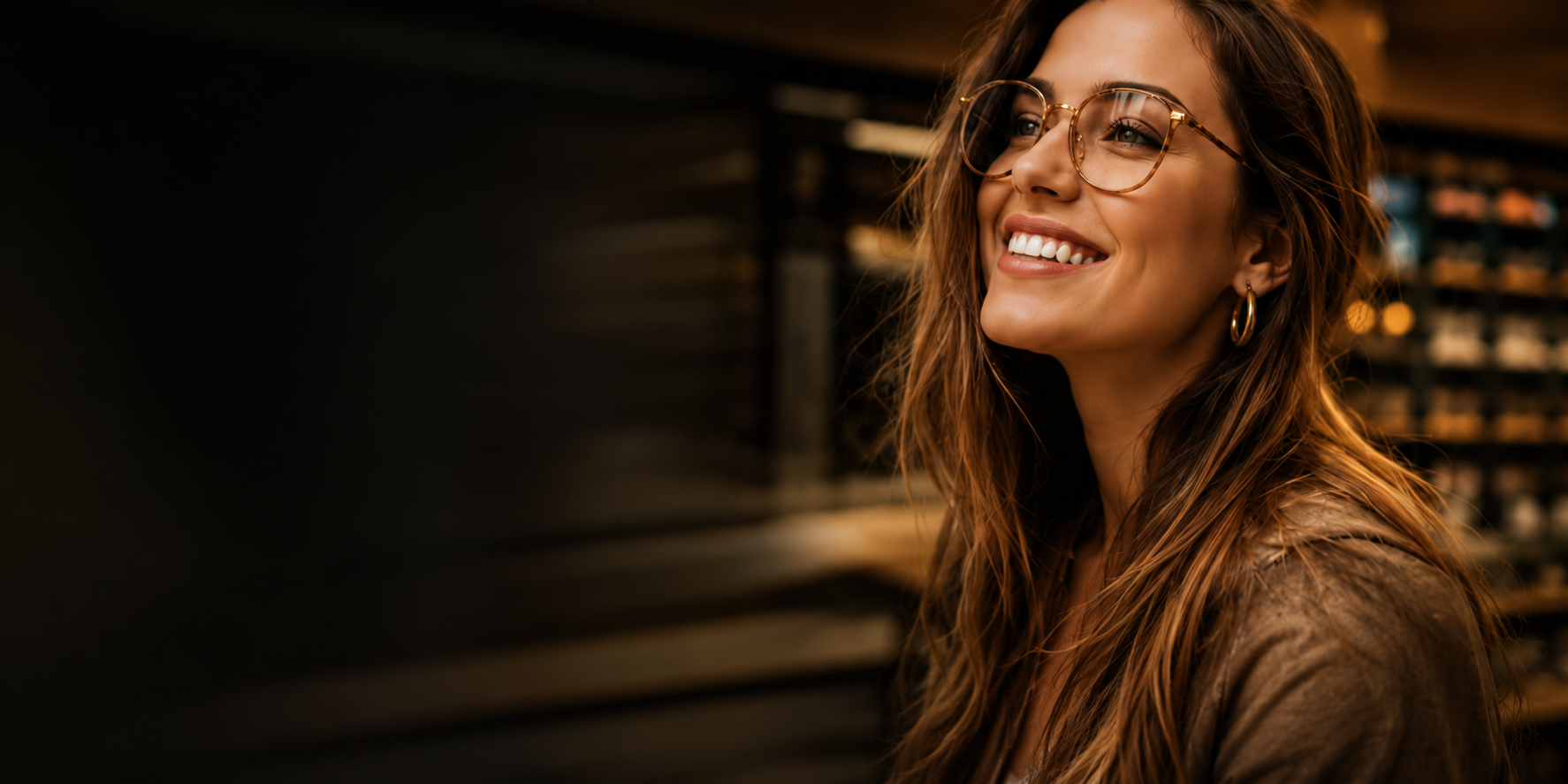 Mulher sorrindo usando óculos modernos em ambiente de ótica